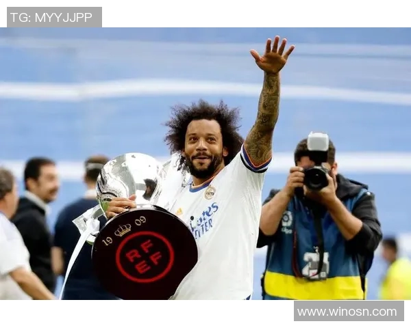 足球传奇告别赛场回顾赛季后退役的明星球员与他们的辉煌瞬间