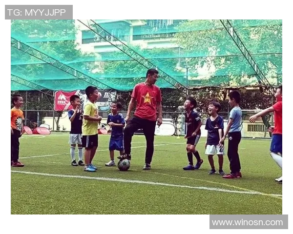 足球明星与小孩共同庆祝的温馨瞬间展现了足球的魅力与快乐