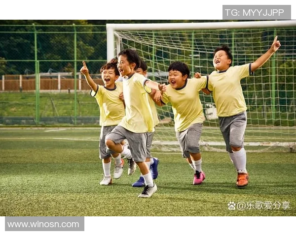 足球明星齐聚一堂精彩瞬间大合影全景展示让你领略球场魅力与友谊